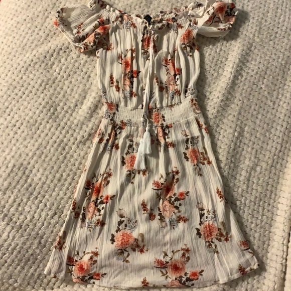 Rue21 Dresses & Skirts - Women’s super cute white dress with flower design